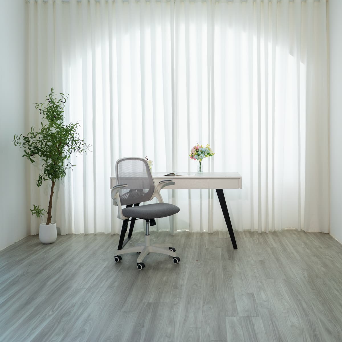 Room A - Bàn làm việc công sở và ghế xoay công thái học
